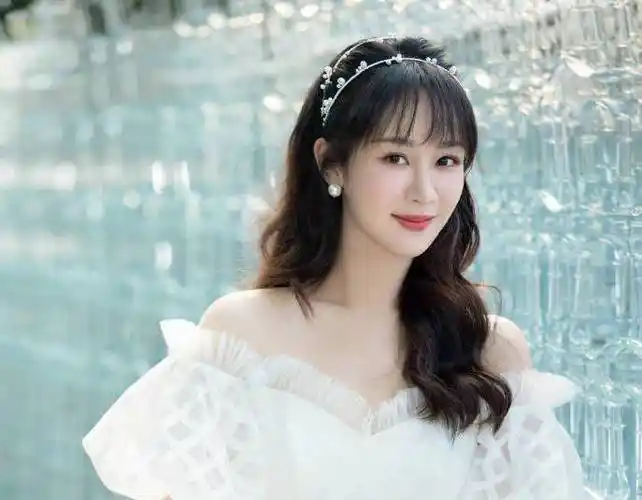 杨紫发图庆祝29岁生日,你留意到她手上的东西了吗?