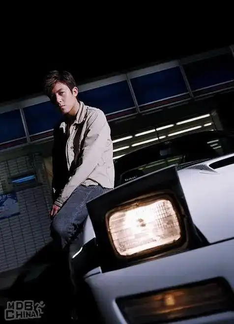 visvim chino,脚踩dior homme b01,与自带公子贵气的高桥凉介交相辉映