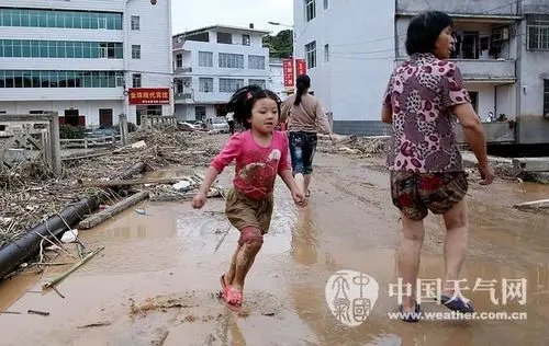 石城县横江镇一个女孩全身粘满了泥巴
