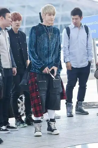 吴亦凡,蓝色灯芯绒t恤 格子衬衫 黑色七分裤 黑色高帮帆布鞋 黑色休闲