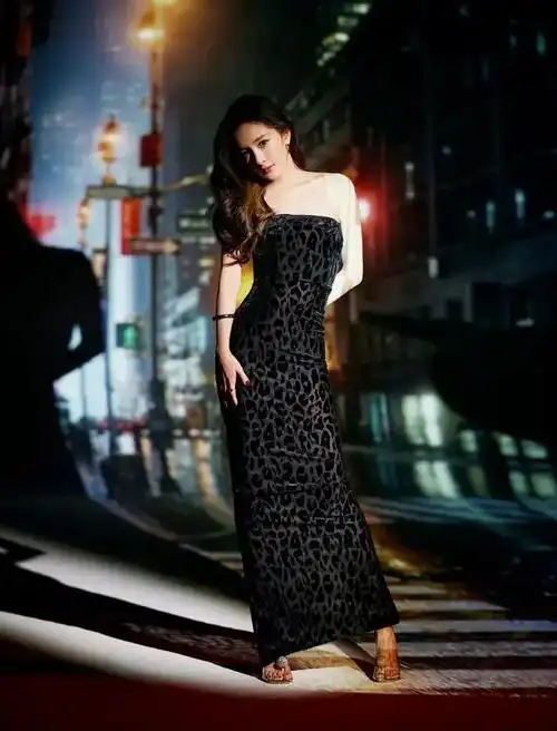 杨幂黑色豹纹裙真是太特别了