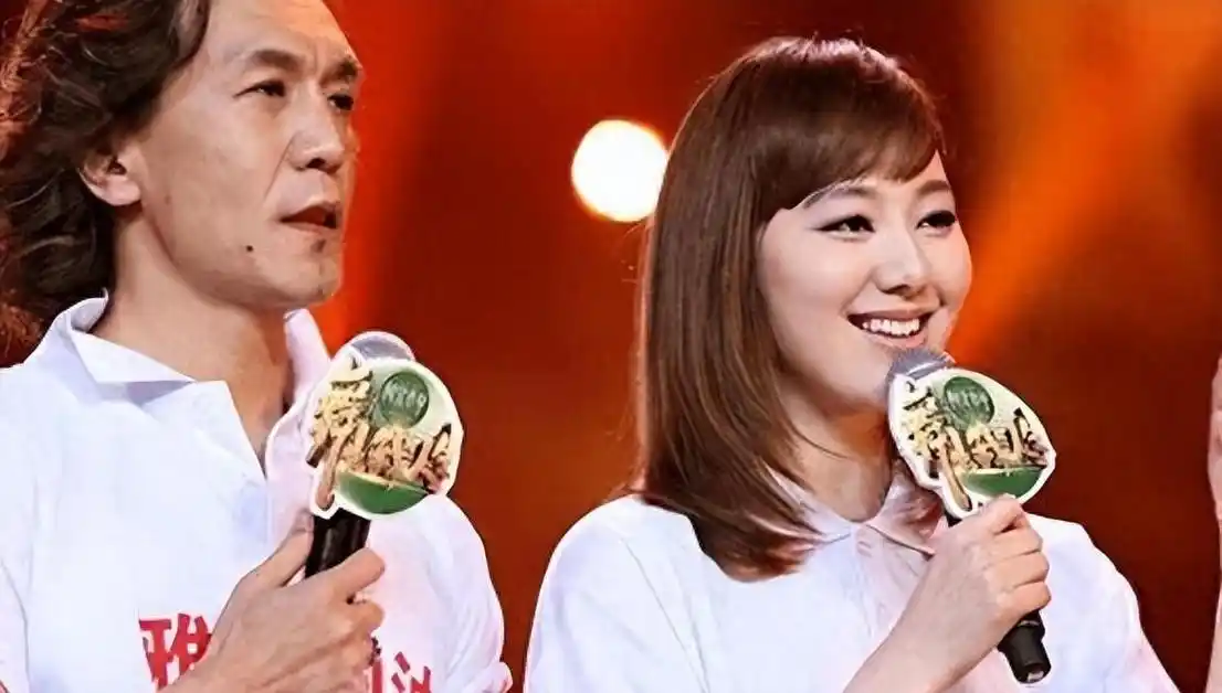 王冠宣布结婚 王冠和曹可凡的关系引发了广泛猜测,王冠坚决否认绯闻