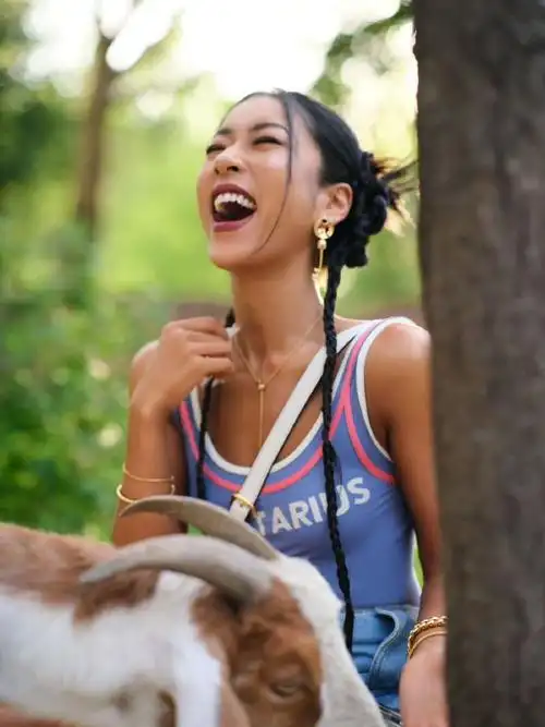 "是我爱的夏天,在树林里也可以自由穿泳衣",照片里吉克隽逸身穿牛仔裤