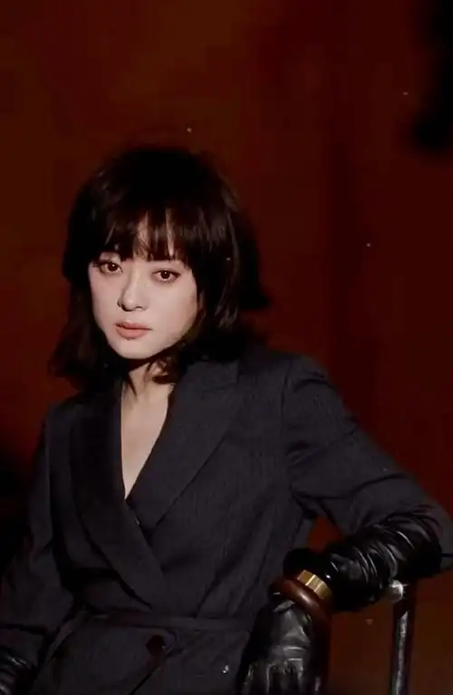 孙俪真的变了…记忆里的孙俪还是干练短发的模样,配合她的性格有种