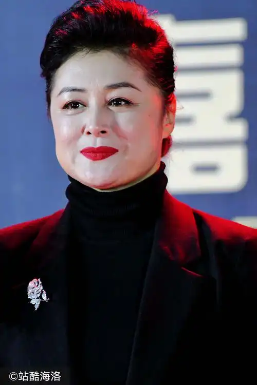 于月仙包裹严实走红毯,近照发福圆润略显老态 zt