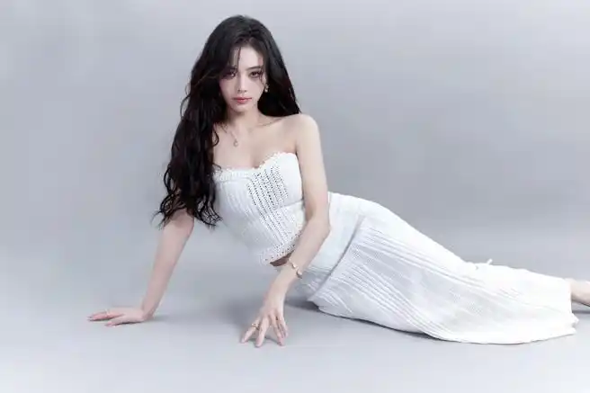 许佳琪超话02@许佳琪kiki    #许佳琪的秀场日记#  长发披肩,似你