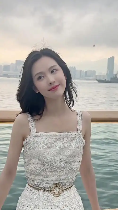 陈都灵白色吊带蕾丝裙