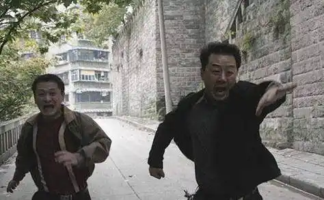 《疯狂的石头》:黑色喜剧中探索人生的疯狂