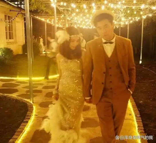 周杰伦有多浪漫七夕带昆凌看日出无名指戒指抢镜