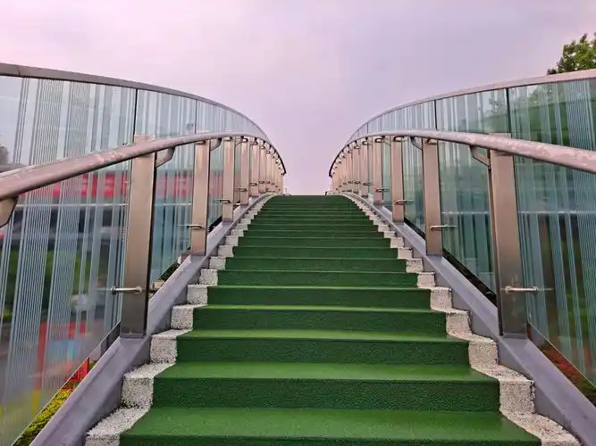 绿色天梯好看的一座马路天桥