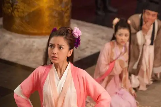 《花田囍事2010》剧照angelababy反串"猛男"angelababy和郑中基演对手