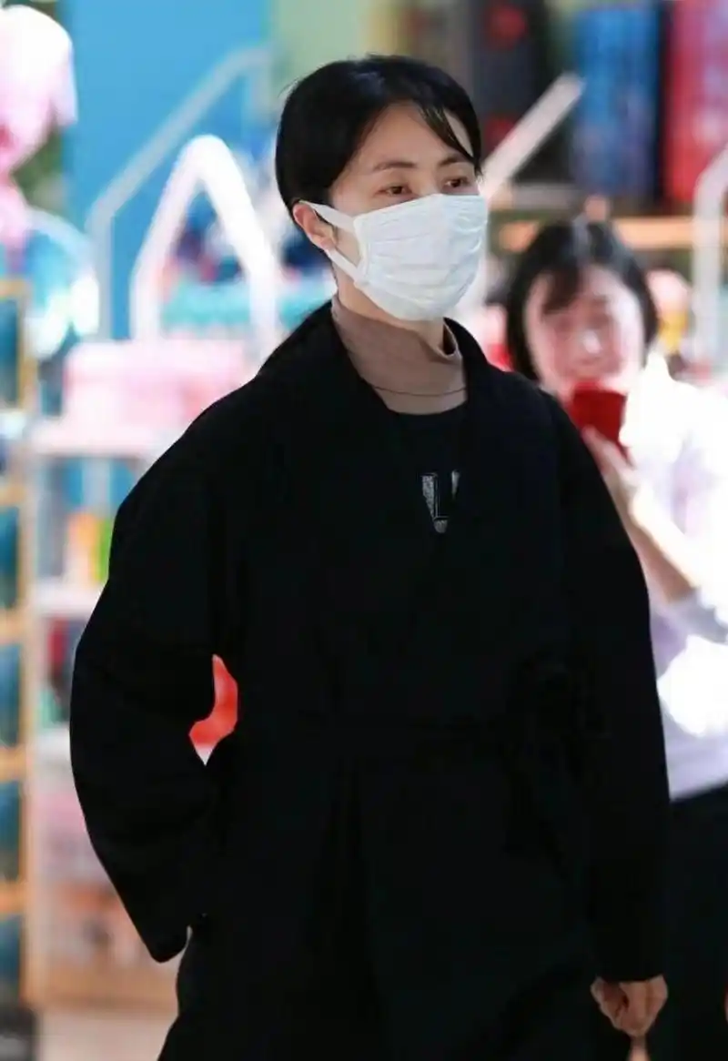 孙俪黑色大衣穿搭 孙俪的这一次街拍穿了一件黑色大衣 然后搭配了一条