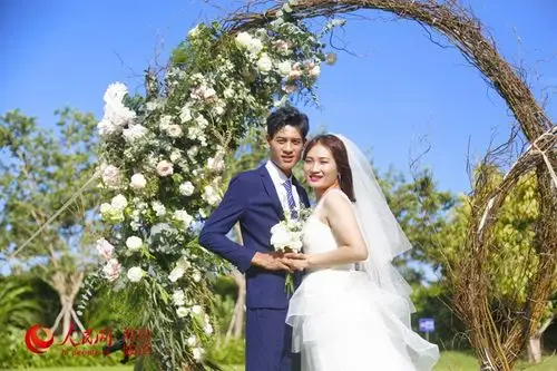 百对新人执手"天涯" 全国战疫英雄最美婚礼举行