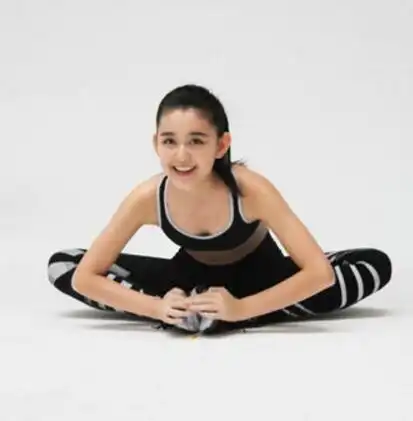 写真中,蒋依依身着运动背心,下身搭配黑色紧身健身裤,展现出完美而又