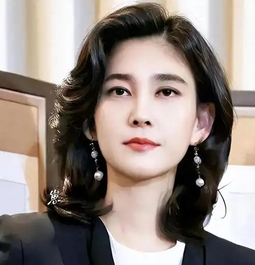 三星公主李富真:肤白貌美气质佳,54岁风韵犹存,可惜不会挑男人|韩国|