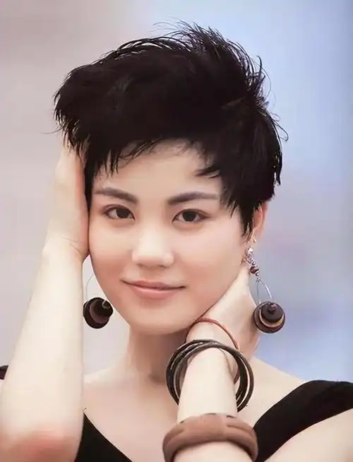 54岁王菲近照曝光!塌鼻变挺鼻,苹果肌似刘嘉玲同款