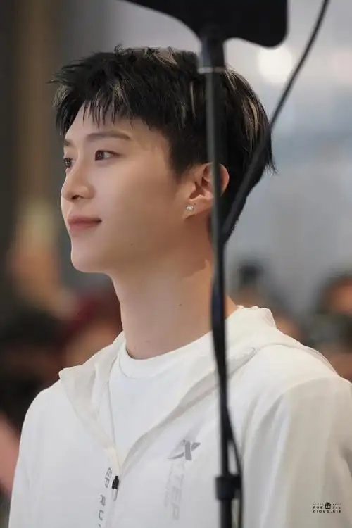 范丞丞特步品牌代言人##范丞丞金色挑染