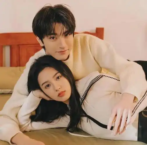 同样演林一女朋友,26岁周也和25岁李兰迪对比,差异一目了然