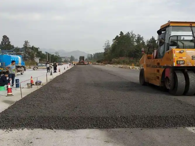 秀山g319改建项目部路基水稳第二层施工开始