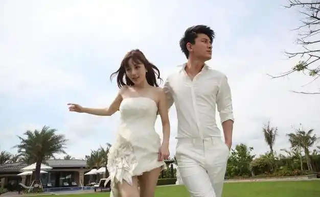 李小璐贾乃亮甜蜜暴击眼神拉丝画面很美很温馨