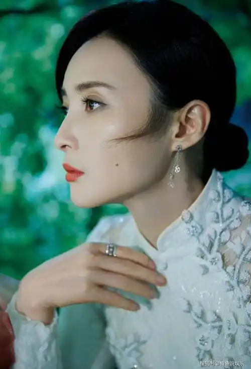 被蒋勤勤美到了,在中秋节目里登台献唱,47岁穿旗袍优雅动人_荧屏