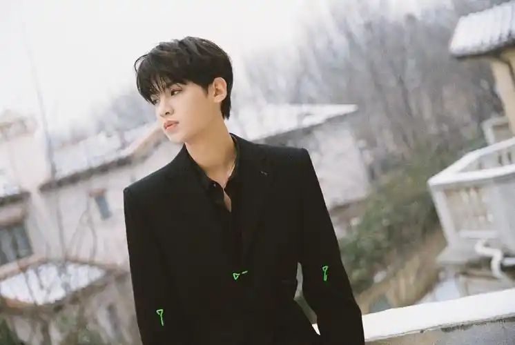 黄明昊网络视听年度盛典造型图黑色西装又酷又拽氛围感十足