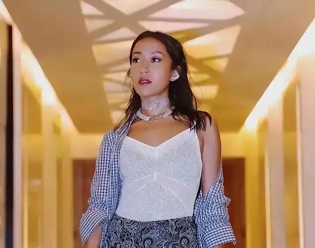 吉克隽逸劝女生敢于正视年龄,打破年龄焦虑,并调侃自己很白