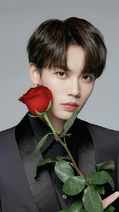 林彦俊写真林彦俊是一位帅气型男,非常具有"c位气质",在《偶像练习生