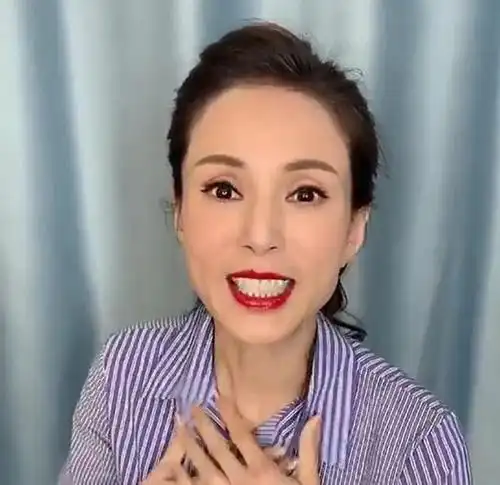 52岁李若彤接连在厨房晒自拍,素颜比化了妆还美!