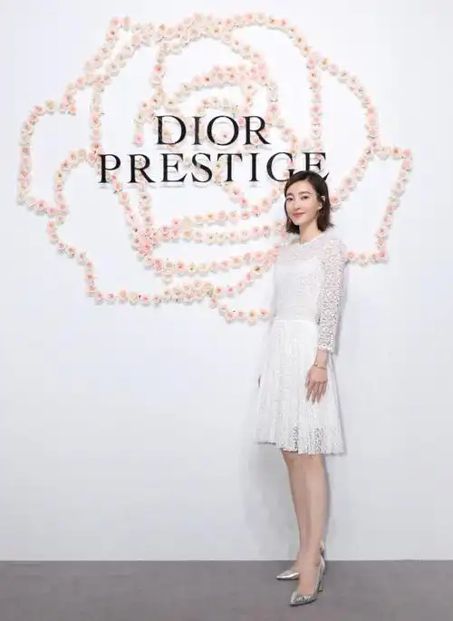 整体看上去更加的有层次感,腰部的收腰设计更是展现了王丽坤的身高