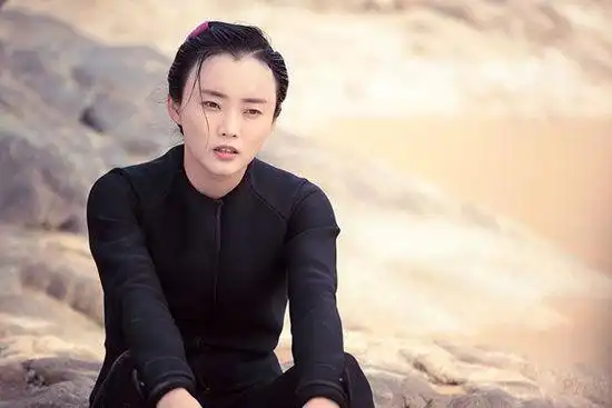 《大秧歌》刘芊含变身"海女" 为拍水戏苦练功