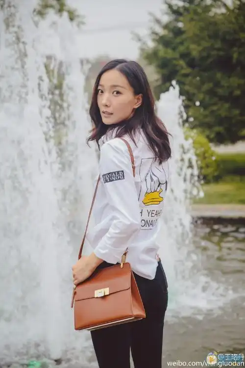 王珞丹随性街拍 王珞丹高清写真_王珞丹高清剧照