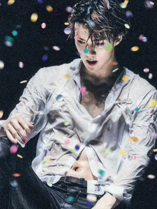 忙内世勋的腹肌是一眼勾魂的