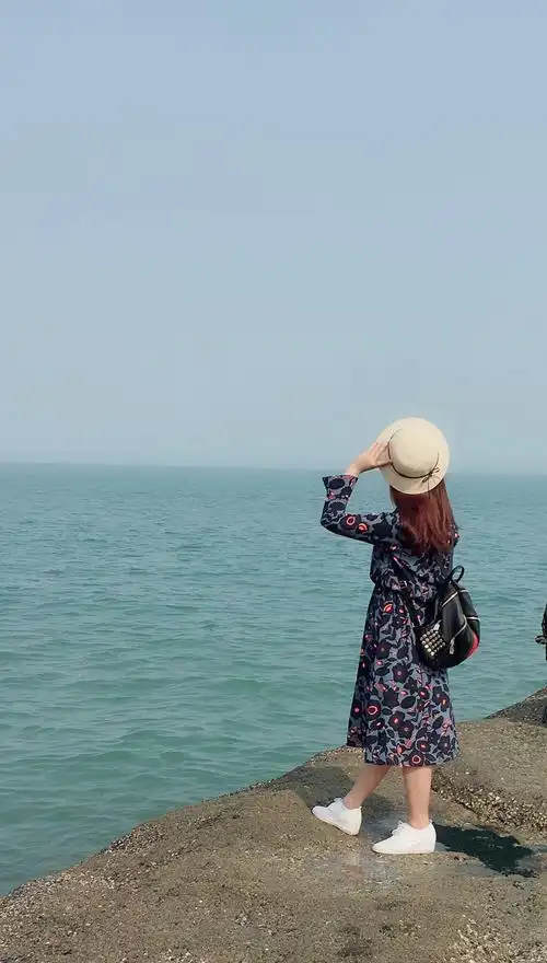 一个人静静地站在礁石上,闻着空气里咸湿的味道,望着海的那一方,突然