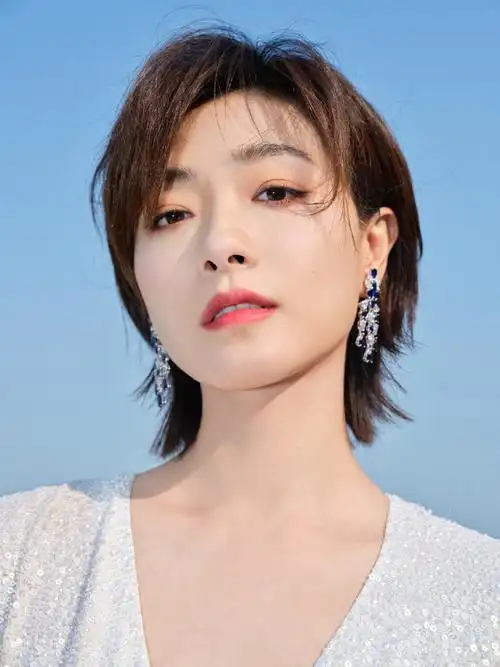 万茜这次出席活动选择了黑色修身长裙搭配红唇简直太惊艳而且气场全开