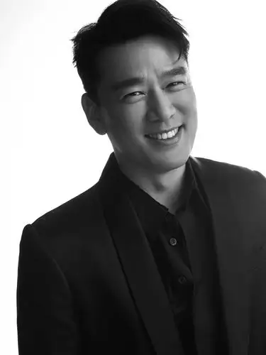 近日,演员王耀庆曝光了一组时尚写真.