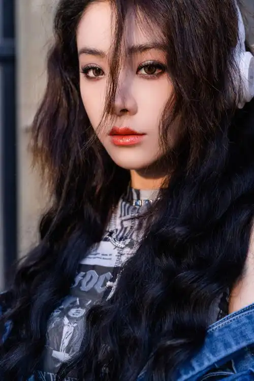 喻言烟熏牛仔街头随拍