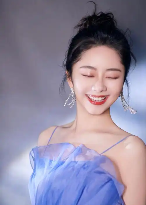 今天出席的谭松韵seven