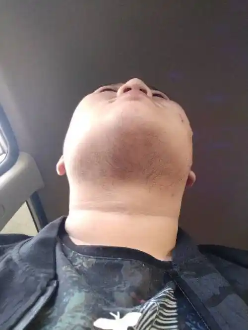 下巴下面的胡子怎么刮才不会想的快