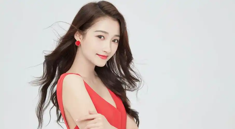 4岁的关晓彤应该没有预料到:她会提前尝到"中年危机"的滋味"