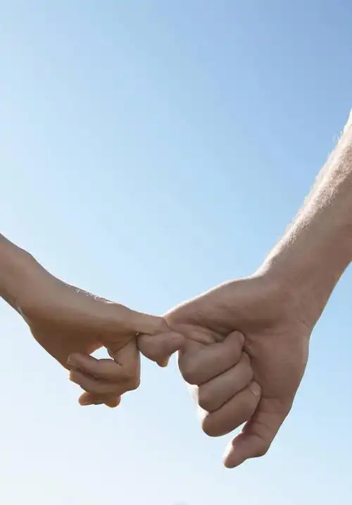 东方人,手,小指,两个人,竖图,室外,特写,白天,仰视,爱情,亚洲,双手