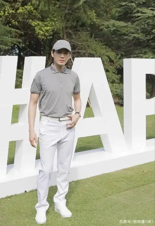 别再说polo衫老土了,那是你不会搭,学钟汉良这样穿,帅气有魅力