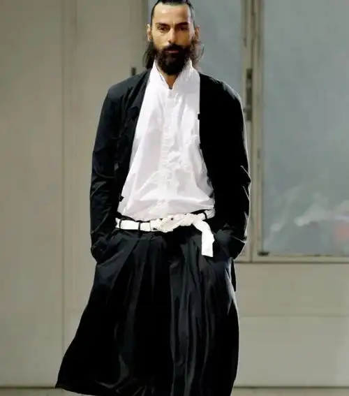 男人穿裙子(男生穿裙子,有何不可?