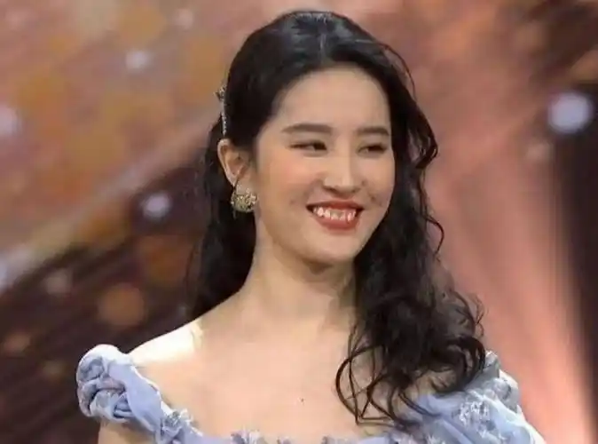 宋佳的皱纹,刘亦菲的牙,殷桃的痣,打了多少"滤镜"女星的脸_刘诗诗