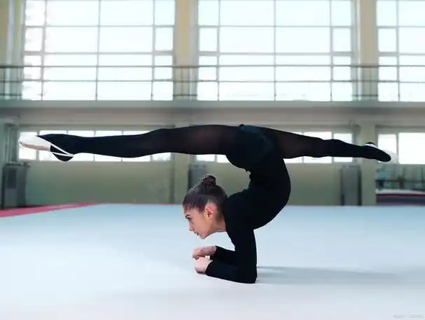 劈腿基本动作怎么练