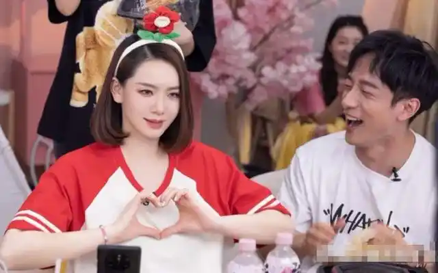 近日,李承铉,戚薇夫妇可谓是"网络红人"了.