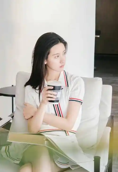 最美校花陈都灵校园风写真,青春活力无限,仍是甜美的校花_一身_面孔