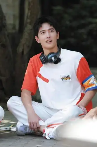 杨洋难逃军艺校草宿命,控制不住的综艺感,开始沈腾沙溢化