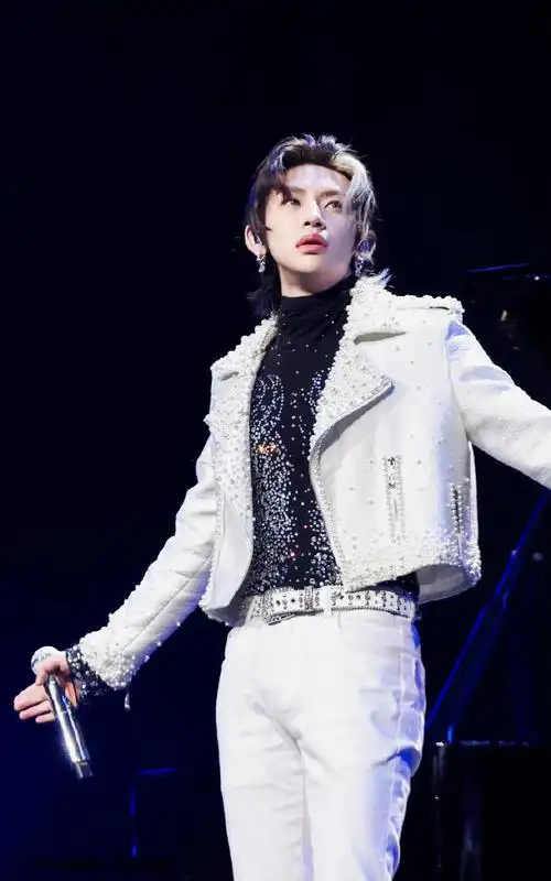 郎朗音乐会嘉宾是小鬼##小鬼今晚白马王子即视感##小鬼新歌没有牡的