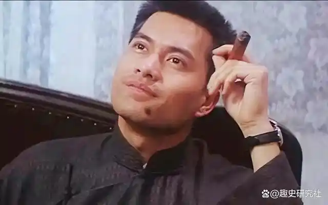 杜月笙到底有多难演?冯小刚将他演活了,杜美如说:父亲不戴墨镜